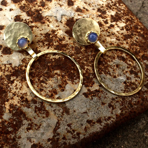 Pendientes de Aro Chapados en Oro Martillado Vintage de Alta Calidad OEM con Calcedonia Azul y Latón Texturizado, Estilo Bohemio - Product Image 2