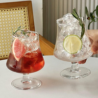 Verre à cocktail moderne minimaliste sur pied en verre de chaux pour café glacé, boissons froides et eau pétillante