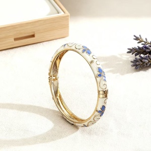 Pulsera de aleación apilable con diseño de trébol de cuatro hojas y flor de cinco hojas, estilo palaciego vintage, con efecto de goteo de aceite y acabado dulce y brillante, para mujer - Product Image 5