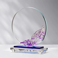Einzigartiger runder Kristall-Award mit mehrfarbiger Feder-Verzierung und personalisierter Gravur für Führungskräfte – Kristall-Trophäe zur Anerkennung