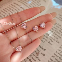 Collier pendentif cœur en zircon rose découpé floral, style vintage minimaliste et exquis 2026, et boucles d'oreilles clous en forme de cœur ultra-brillantes
