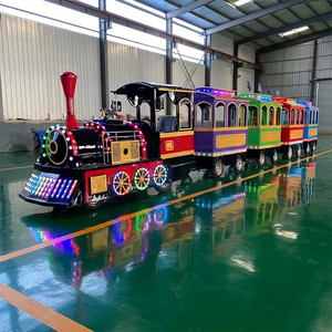 I bambini del centro commerciale di vendita diretta in fabbrica guidano i grandi treni elettrici del centro commerciale senza tracce - Product Image 1