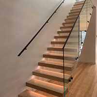 Escalier flottant moderne en bois et acier invisible pour intérieur avec garde-corps en verre