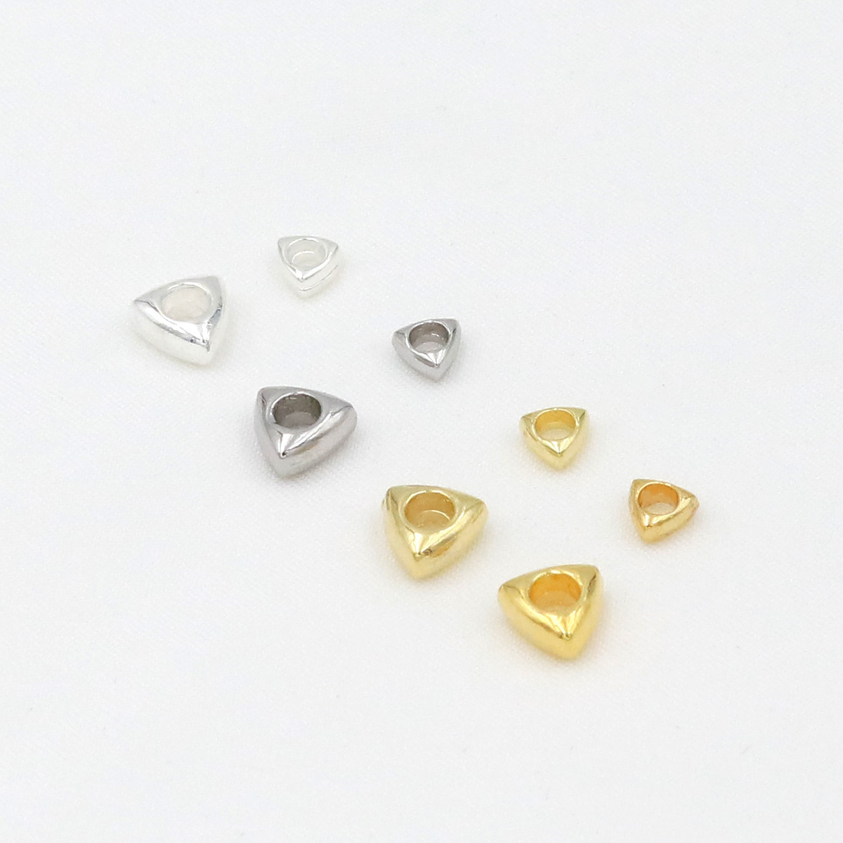 Cuentas espaciadoras triangulares estilo 12 de 6 mm