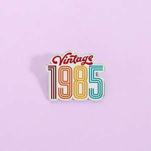 Pin de Esmalte de Aleación de Zinc de Edición Limitada Vintage de <span class=keywords><strong>1985</strong></span>, Joyería de Moda Retro de Graduación, Regalo con Recubrimiento de Níquel Negro e Impresión UV - Product Image 1