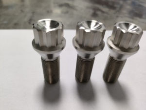 Pernos de Rueda de Aleación de Titanio Personalizados, Pernos de Fijación M12x1.5 M14x1.25 Grado 5 Ti-6Al-4V Acabado Liso para <span class=keywords><strong>BMW</strong></span> Audi Mercedes - Product Image 2
