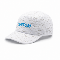 Gorra de campamento personalizada 2026 de 5 paneles con patrón de alas blancas, malla transpirable de alto rendimiento, gorra de corredor con logo bordado azul, proveedor mayorista