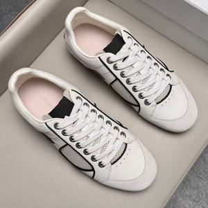 Chaussures de sport design avec empeigne en mesh respirant, talon bas, lacets en cuir, antidérapantes et respirantes. - Product Image 1