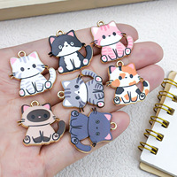Colgante de esmalte de gatito tabby sentado con pata que se mueve, de aleación en tono dorado, para amantes de los gatos, marcapáginas para diario