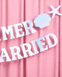 Striscione 'The Summer I Turned Married' - Decorazioni in Lamina Iridescente, Insegna per Festa Nuziale, Sfondo per Sposa Futura, Accessori per Festa in Spiaggia - Product Image 3