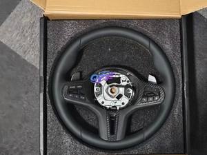 Volante Personalizzato ad Alte Prestazioni per BMW - Finiture in Carbonio e Pulsanti Multifunzione, Guida Urbana Performante e Pendolarismo Quotidiano - Product Image 2