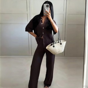 Completo da donna autunnale personalizzabile in maglia <span class=keywords><strong>a</strong></span> costine marrone lavato, due pezzi: top <span class=keywords><strong>a</strong></span> maniche corte con colletto polo e <span class=keywords><strong>pantaloni</strong></span> <span class=keywords><strong>a</strong></span> gamba larga - Product Image 4