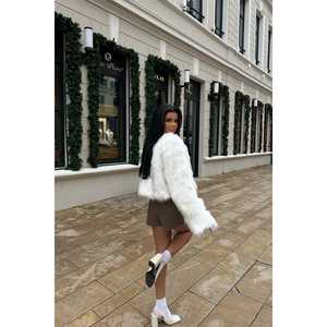 Manteau en fourrure de vison blanc rubis avec décoration vintage en fourrure courte, fermeture à bouton unique, rembourrage en coton tissé, longueur longue, motif imprimé - Product Image 1