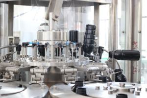 Machine de remplissage de boissons entièrement automatique avec réservoir de <span class=keywords><strong>reflux</strong></span> pour solution nutritive, ligne de remplissage en bouteille - Product Image 4