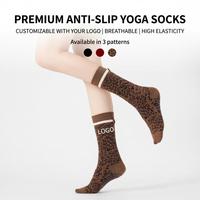 Chaussettes de Pilates personnalisées OEM antidérapantes à motif léopard en coton pour studio de yoga, chaussettes antidérapantes pour femme, chaussettes de barre et de sol, vente en gros