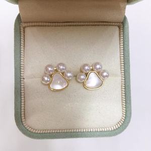 Boucles d'oreilles clous Yili vintage tendance en argent S925 avec perle blanche et motif patte de chat mignon pour femme, idéales pour les fêtes et les cadeaux d'anniversaire - Product Image 4