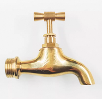 Robinet de lavabo mural en laiton poli avec un design traditionnel, installation facile, fabriqué en Chine pour une utilisation en salle de bain