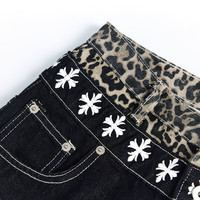 Jean pour femme YUANBOFEI en denim brut noir avec ceinture imprimée léopard, motif graphique croisé, coupe large, style Hip Hop Y2K Streetwear
