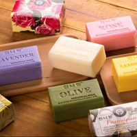 Savon hydratant à l'acide kojique 200g en gros, éclaircissant et illuminateur, fait main pour le visage et le corps
