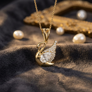 Exclusivo Colgante de Cisne Elegante con Moissanita Plateada, Corte Brillante en Forma de Pera, Piedras de 6x4mm, Joyería Fina - Product Image 1