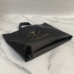 Bolsa de Compras Negra de Lujo con Logotipo Personalizado, MOQ Bajo de 100 Piezas, Bolsa de Regalo de Plástico PE, Bolsa de Plástico para Compras al por Menor - Product Image 3