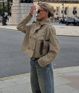 <span class=keywords><strong>Giacca</strong></span> <span class=keywords><strong>Trench</strong></span> Corta Vintage Americana da <span class=keywords><strong>Donna</strong></span> Personalizzata OEM, Collo Alto, Doppiopetto, Colore Kaki, Abbigliamento Streetwear all'Ingrosso - Product Image 3