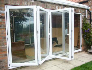 تصميم حديث من الألومنيوم المطلي بالمسحوق ثنائي الطي زجاج منخفض مقاوم للماء للاستخدام الخارجي في منتجعات ومراكز التسوق والفيلات الساحلية - Product Image 2