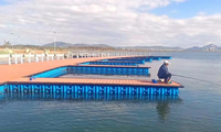 Plateforme flottante modulaire en PEHD pour quai, système robuste pour marinas, lacs et rivières, couleurs bleu, orange, gris - Fournisseur BT Factory