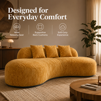 Canapé en forme de haricot jaune moutarde, assise profonde et confortable, tissu chenille, dossier bas, design moderne et courbé pour salon douillet.
