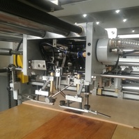 Machine automatique pour la fabrication de sacs de papier, raboteuse avec le haut renforcé et le pliage des trous