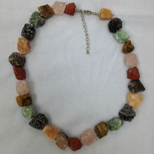 สร้อยคอหินดิบหลากสีพร้อมโบว์ + เข็มกลัดทองเหลืองสีเงิน18" - Product Image 1