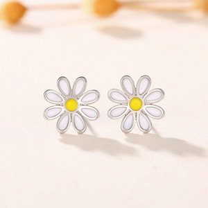 Orecchini a lobo a forma di margherita per donna, stile girasole, graziosi gioielli alla moda per la cartilagine - Product Image 4