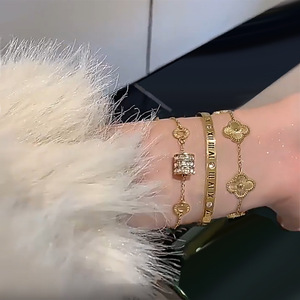 Le bracelet à quatre feuilles de trèfle romain est un best-seller transfrontalier. C'est un pliant populaire en acier inoxydable pour femmes. - Product Image 6