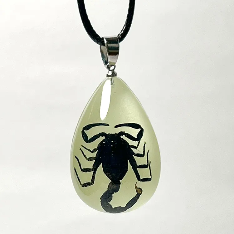 Мужское ожерелье с подвеской в виде скорпиона, модное светящееся ожерелье с янтарным насекомым