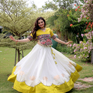 Lehenga Choli de Seda Amarillo Bordado con Falda Blanca, Vestido Largo Tradicional Indio Pakistaní para Bodas y Fiestas - Product Image 1