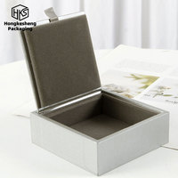 Boîte à bijoux personnalisable avec logo, gris argenté brossé, à pois, avec couvercle à rabat latéral, boîte à accessoires, boîte à bagues, colliers, boucles d'oreilles, emballage cadeau