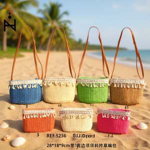 Sac en paille 28x18x9cm avec garniture en dentelle et franges, sac bandoulière - Product Image 2