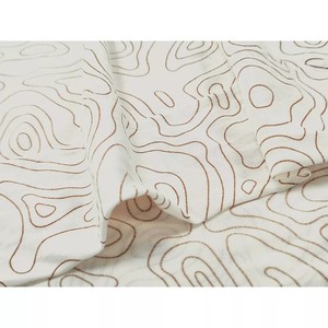 Parure de lit en jersey imprimé topographie en polyester recyclé doux et écologique, comprenant des taies d'oreiller, un drap plat et un drap-housse, idéale pour un cadeau de festival - Product Image 2