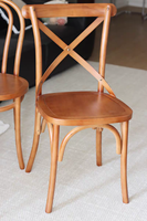 Chaise d'hôtel bon marché Vente en gros Empilable au design vintage Salle à manger de mariage à dossier croisé pour banquet événement en bois