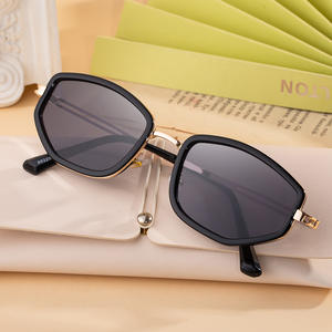 Elegantes gafas de sol de montura pequeña para mujer, lentes de PC UV400 de metal negro con estuche para conducir y uso diario - Product Image 3