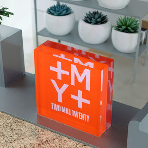 Custom chiaro acrilico segno di blocco cubo moderno rotante espositore staccabile per il nome della vostra azienda o Logo del marchio - Product Image 1