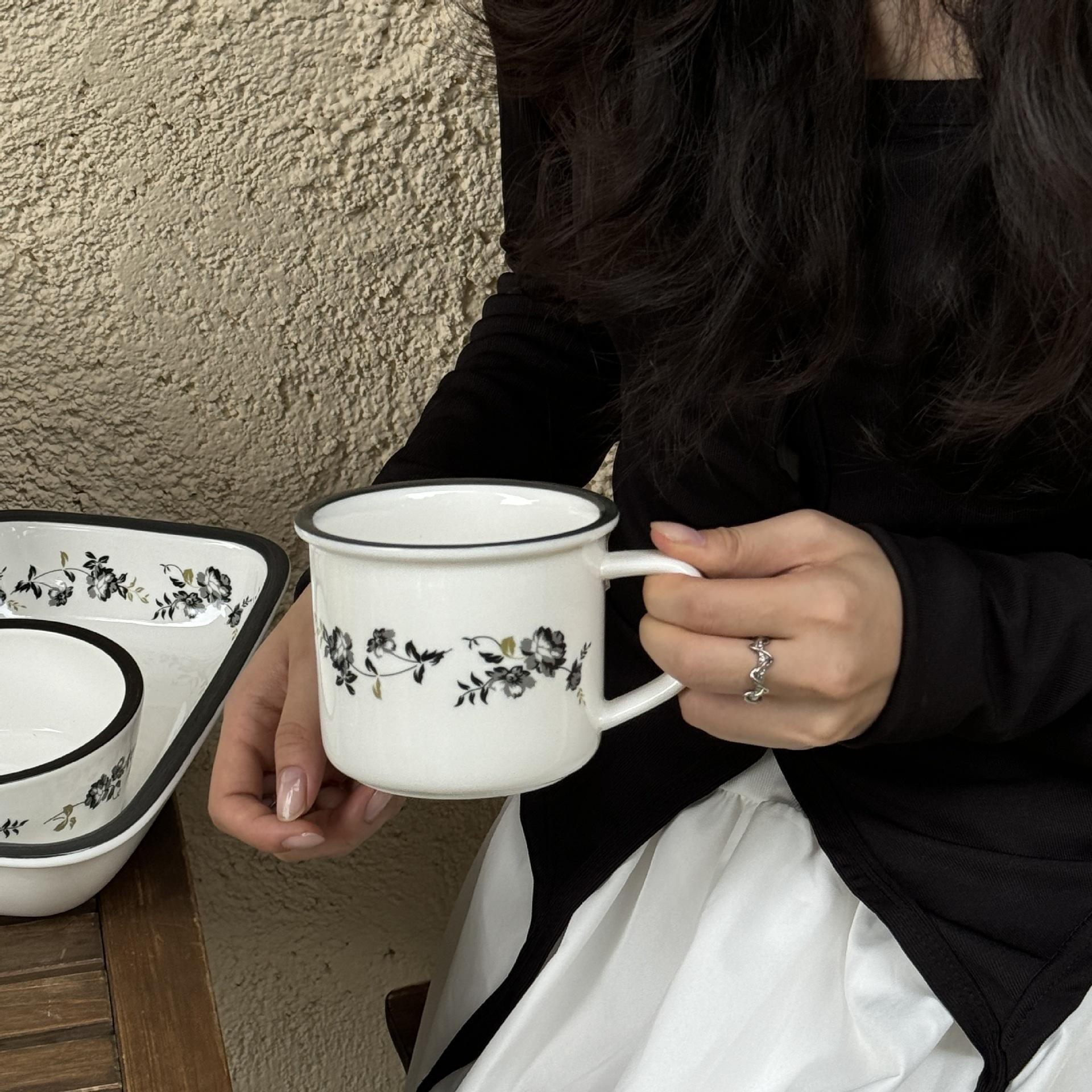 ถ้วยขอบดำลายดอกไม้ขนาด13*10*8.5