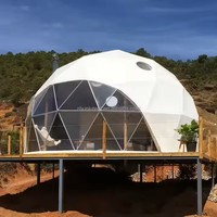 Dôme géodésique de glamping moderne de luxe personnalisé avec tissu en PVC, conception imperméable à double couche pour toutes les saisons, pour le camping