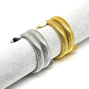 Bracelet élastique réglable à trois boucles |   Acier inoxydable plaqué or 18 carats PVD pour femmes |   Hypoallergénique et imperméable - Product Image 4