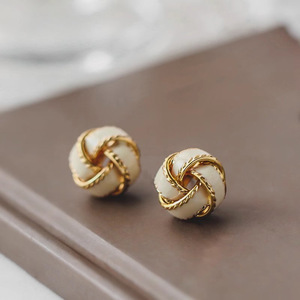 Boucles d'oreilles pendantes en or E4770 avec boule en coquillage, design vintage pour femmes, à porter au quotidien - Product Image 3