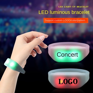 Pulseras LED <span class=keywords><strong>de</strong></span> Silicona con Control Remoto Inalámbrico <span class=keywords><strong>de</strong></span> 15 Colores Luminosos para Conciertos, Venta al por Mayor <span class=keywords><strong>de</strong></span> Fábrica - Product Image 5