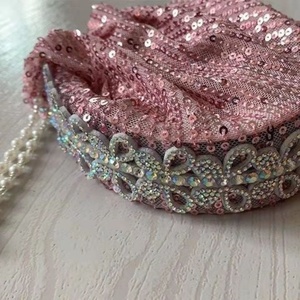 Diadema hecha a mano con lentejuelas de mariposa y borlas colgantes - transpirable y ecológica para todas las estaciones - Product Image 1
