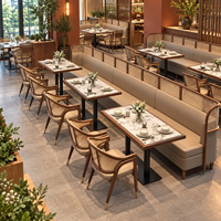 Table de restaurant, plateau rectangulaire en pierre veinée blanche avec bordure en bois foncé et base à colonne centrale pour café et bistrot