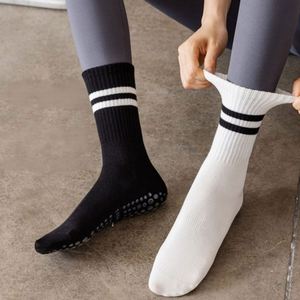 Chaussettes de yoga antidérapantes pour femmes avec logo personnalisé, en coton et silicone, pour le sport et le Pilates - Product Image 2