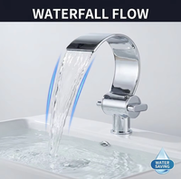 Robinet de salle de bain moderne à double poignée avec bec cascade et design à montage sur comptoir pour lavabo